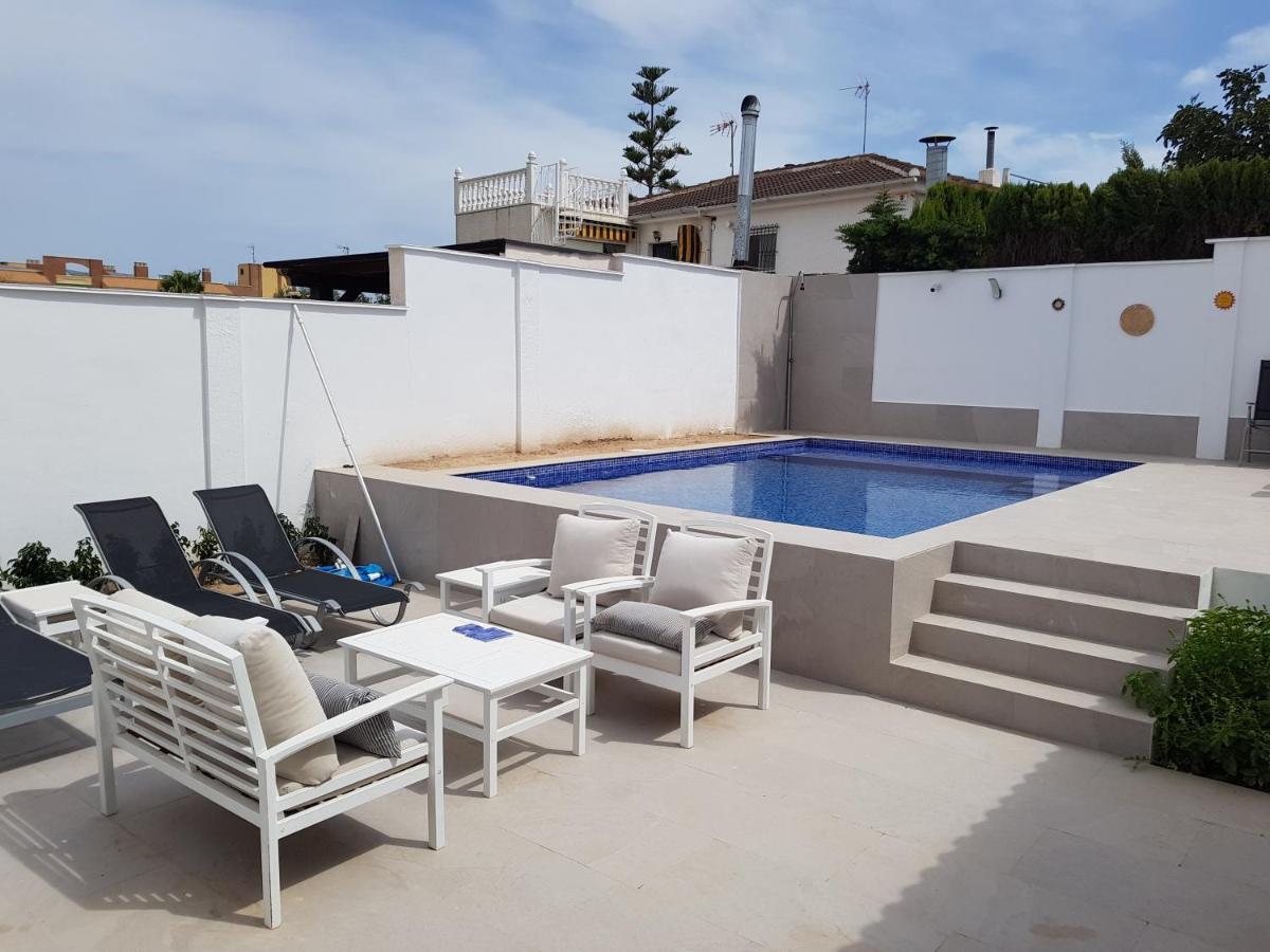 Lovely Bungalow For Four Close To Beach And City In Torrevieja Buitenkant foto