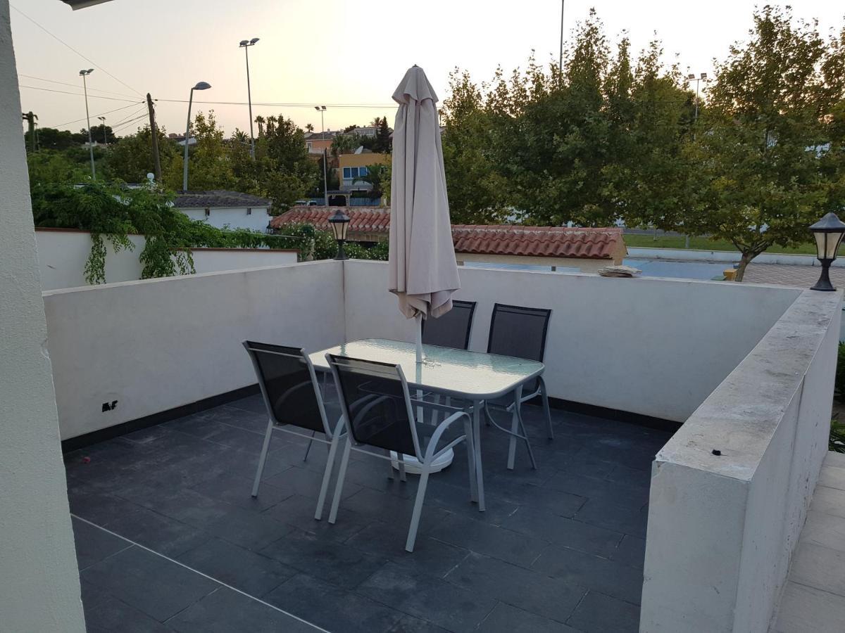 Lovely Bungalow For Four Close To Beach And City In Torrevieja Buitenkant foto