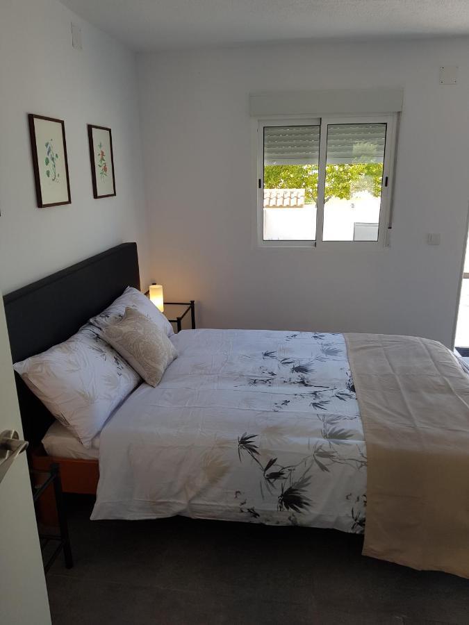Lovely Bungalow For Four Close To Beach And City In Torrevieja Buitenkant foto